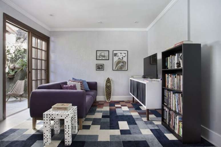 44. O sofá roxo se encaixa de forma harmoniosa na composição desse espaço. Projeto por Mariana Martini