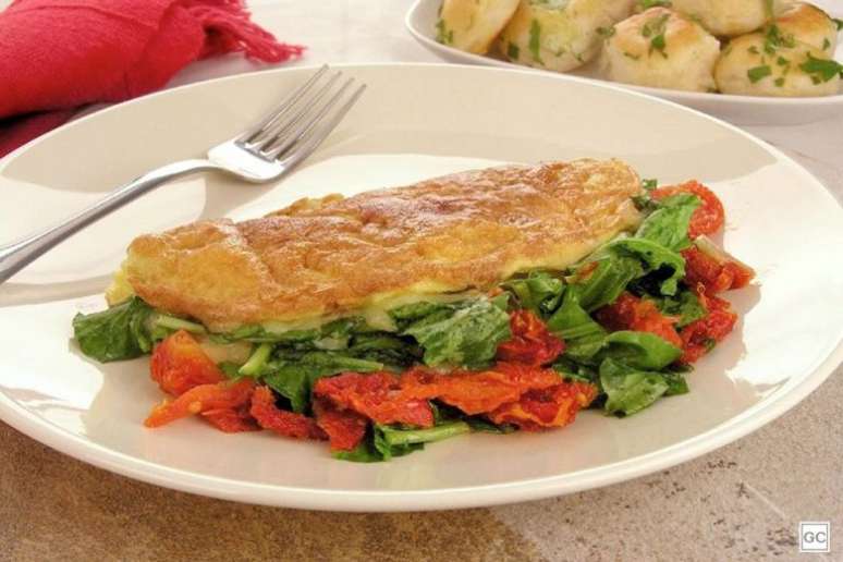 Guia da Cozinha - Omelete com rúcula e tomate seco: opção saudável e prática