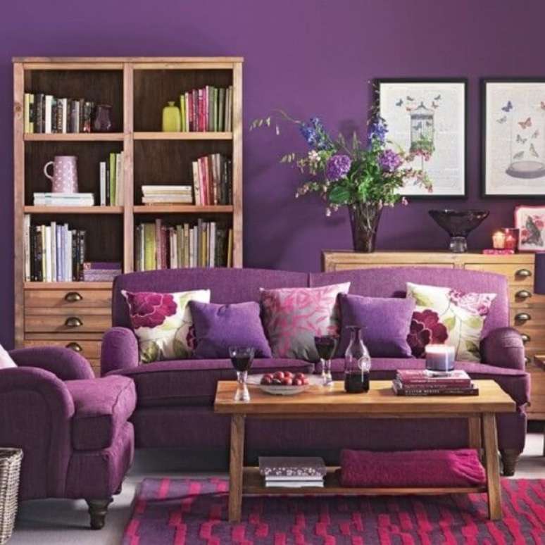48. Os móveis em madeira trazem um contraste para a poltrona e sofá roxo. Fonte: Pinterest