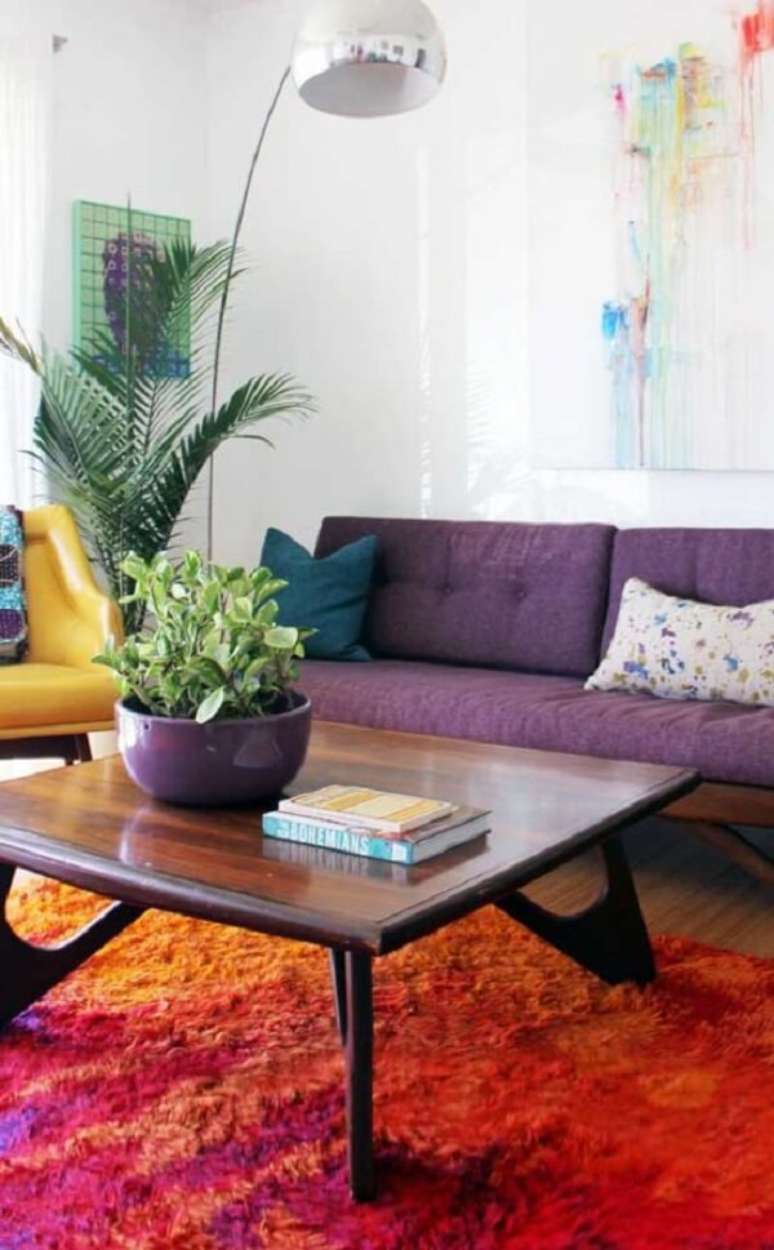 5. Ouse na decoração e aposte na combinação entre tapete laranja e sofá roxo. Fonte: Pinterest