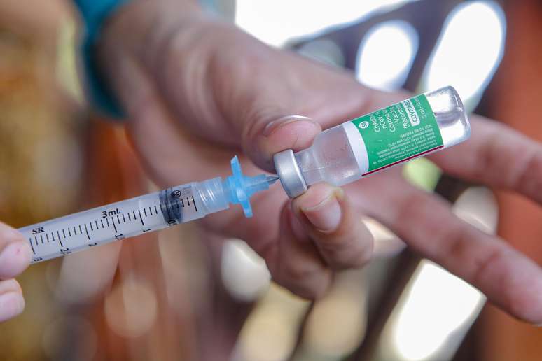Idosos são vacinados contra a covid-19 na zona rural do município de Autazes (AM), às margens do Rio Madeira