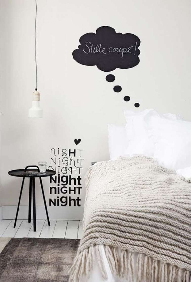 6. Quarto preto e branco com tapete estilo escandinavo &ndash; Via: Pinterest