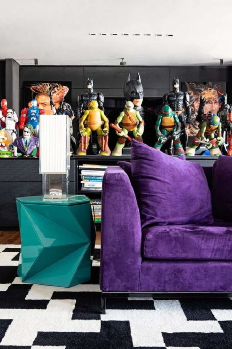 2. Sala com sof&aacute; roxo confere uma decora&ccedil;&atilde;o moderna. Fonte: Casa de Valentina