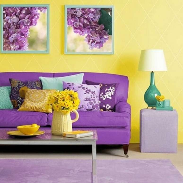 51. Sala com sofá roxo e objetos decorativos amarelo e verde. Fonte: MontaCasa