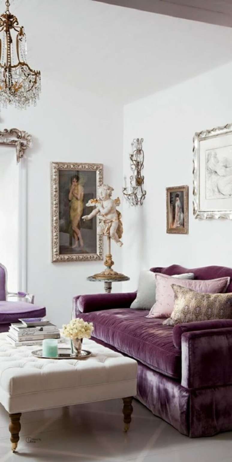 53. Sala de luxo com sof&aacute; roxo. Fonte: Fashionismo