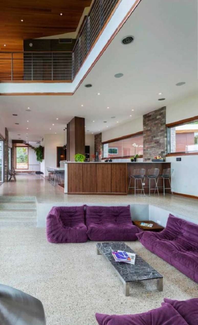 55. Sof&aacute; roxo aconchegante estilo futton decora sala moderna. Fonte: Pinterest