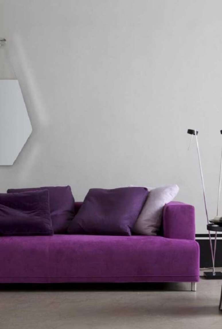 56. Sofá roxo com design moderno e minimalista. Fonte: Pinterest