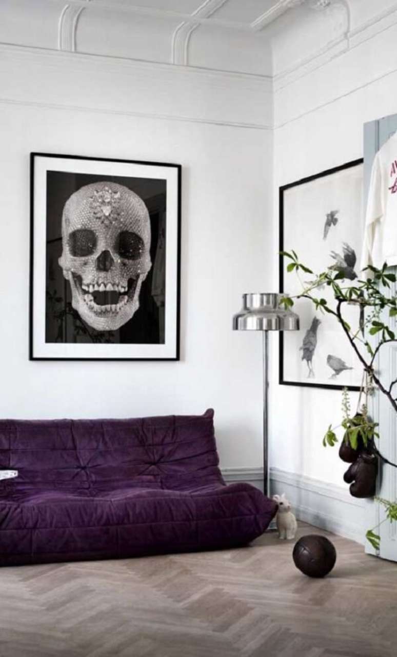 57. Sofá roxo com pegada de futton se destaca na decoração da sala. Fonte: Pinterest