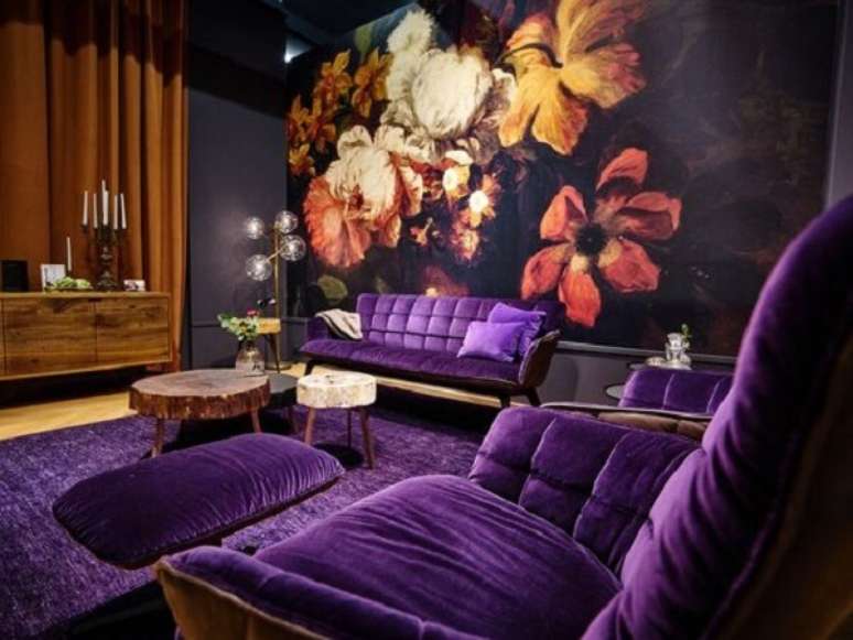 58. Sof&aacute; roxo e papel de parede floral decoram esse ambiente. Fonte: Pinterest
