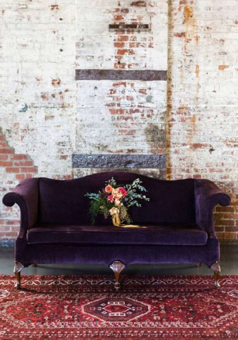 59. Sofá roxo escuro com design clássico. Fonte: Pinterest