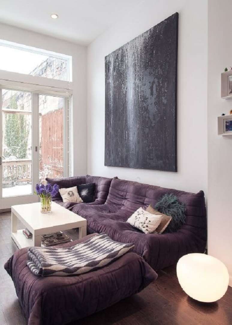 61. Sofá roxo estilo futton é charmoso e confortável. Fonte: Pinterest