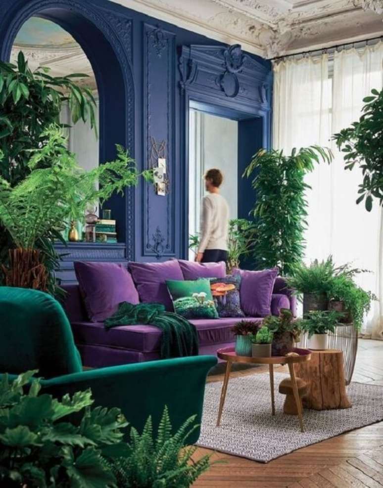63. Tons de verde e sofá roxo formam uma combinação ousada. Fonte: Pinterest