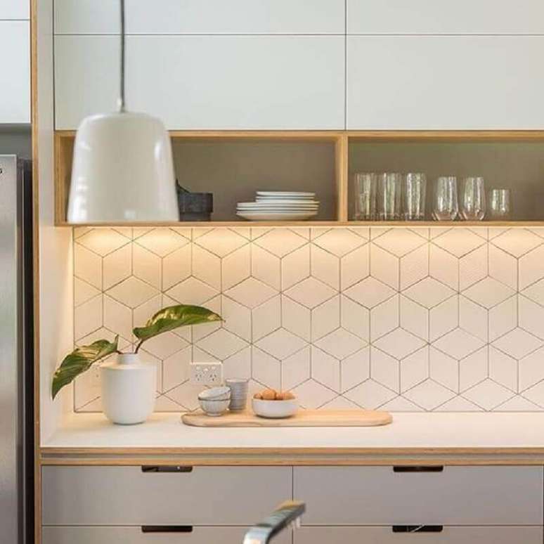 49. Decoração de cozinha com revestimento branco geométrico – Foto: Arkpad