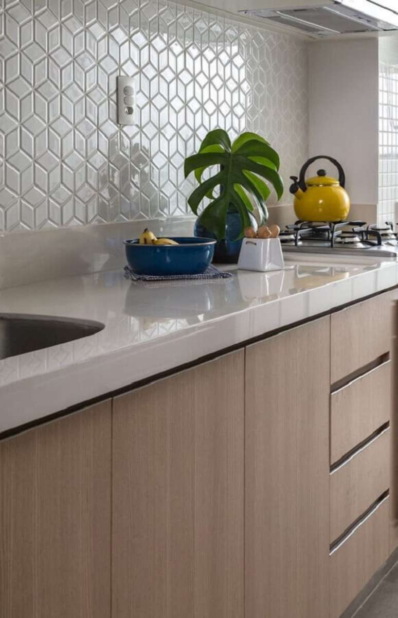 16. Revestimento branco para cozinha decorada com armário de madeira planejado – Foto: Doob Arquitetura