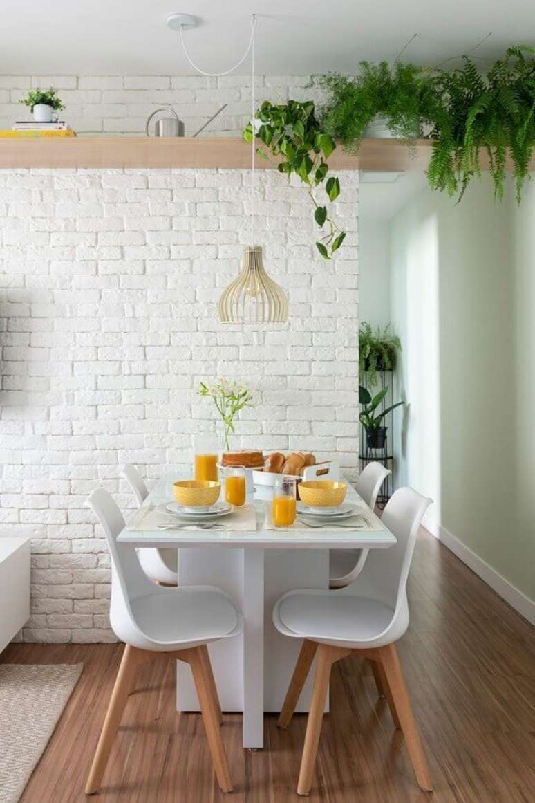 60. Sala de jantar pequena decorada com revestimento tijolinho branco – Foto: Casa de Valentina
