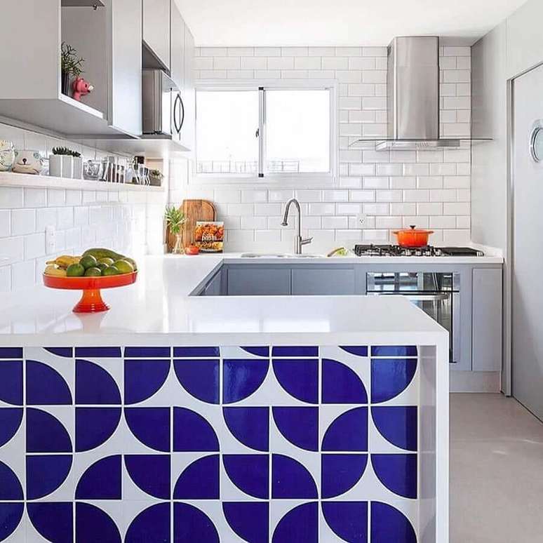 22. Decoração clean com revestimento branco e azul para cozinha em U – Foto: Pinterest