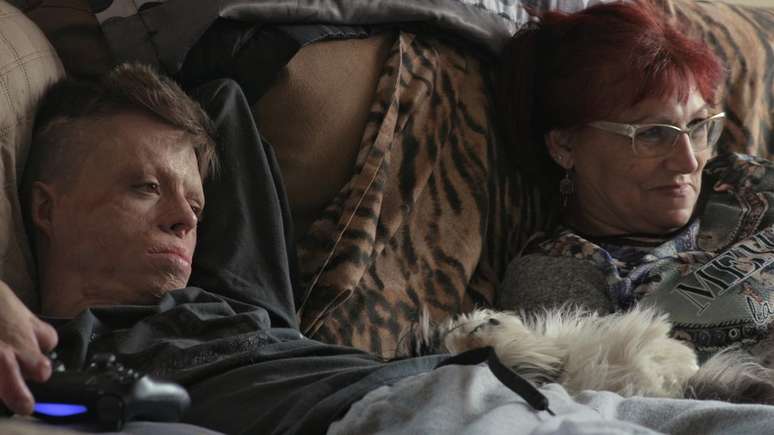 O jovem mora com sua fam&iacute;lia na Espanha