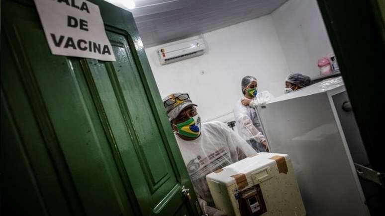 "Sem medidas de contenção e sem uma ampla cobertura vacinal, pode ser que surja uma variante que vá burlar completamente as vacinas. Isso é uma preocupação", diz especialista; acima, vacinação no Amazonas, onde uma variante ajudou a fazer colapsar o sistema de saúde de Manaus