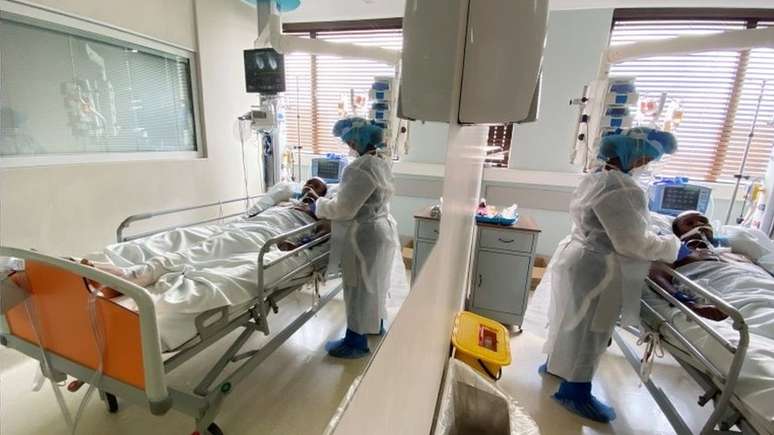 Aumento repentino em hospitalizações é um dos sinais de uma possível nova variante em circulação; acima, hospital na África do Sul