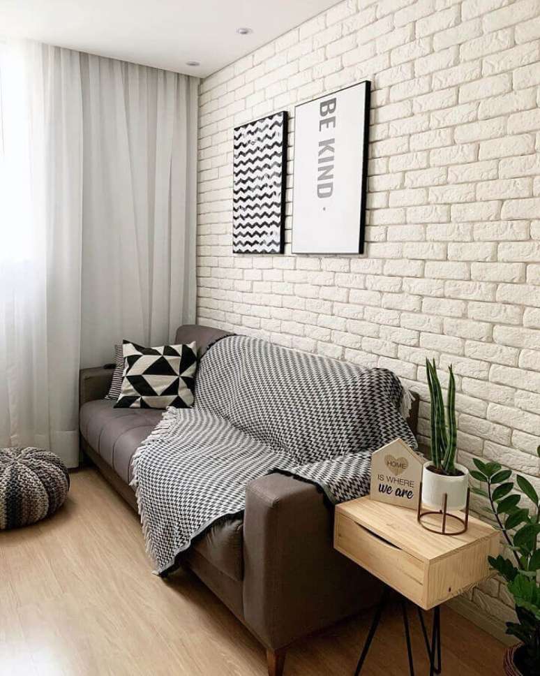 62. Sala simples decorada com sofá cinza e revestimento tijolinho branco – Foto: Home Fashion Trend