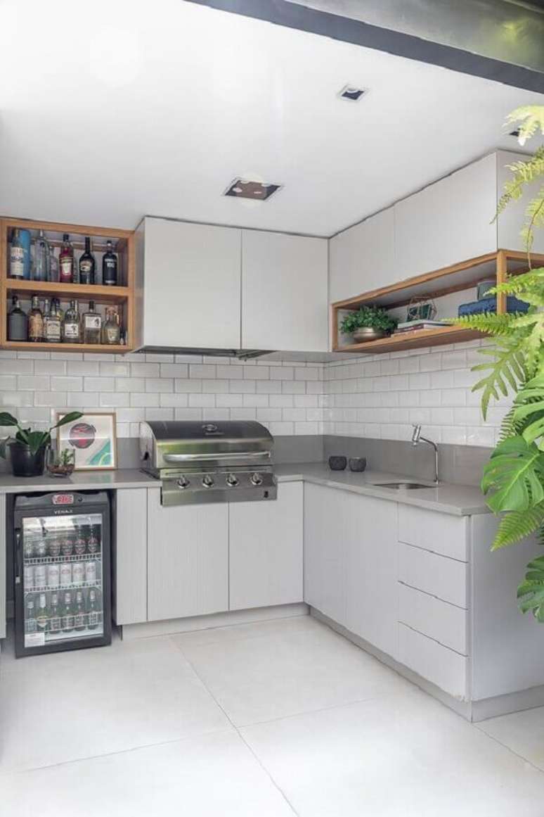 21. Revestimento cerâmico branco para decoração de cozinha de canto com nichos de madeira – Foto: Casa de Valentina