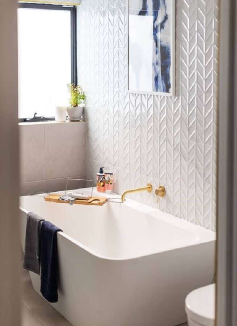 37. Revestimento 3D branco para decoração de banheiro com banheira – Foto: Beaumont Tiles