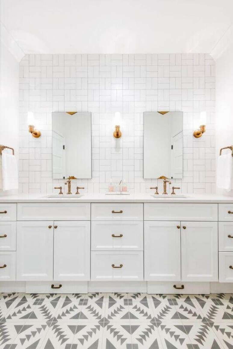 41. Revestimento branco para banheiro planejado – Foto: Caitlin Wilson Design