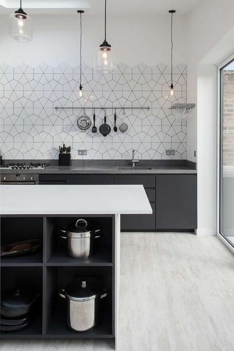34. Revestimento de parede branco geométrico para cozinha ampla e moderna – Foto: Houzz
