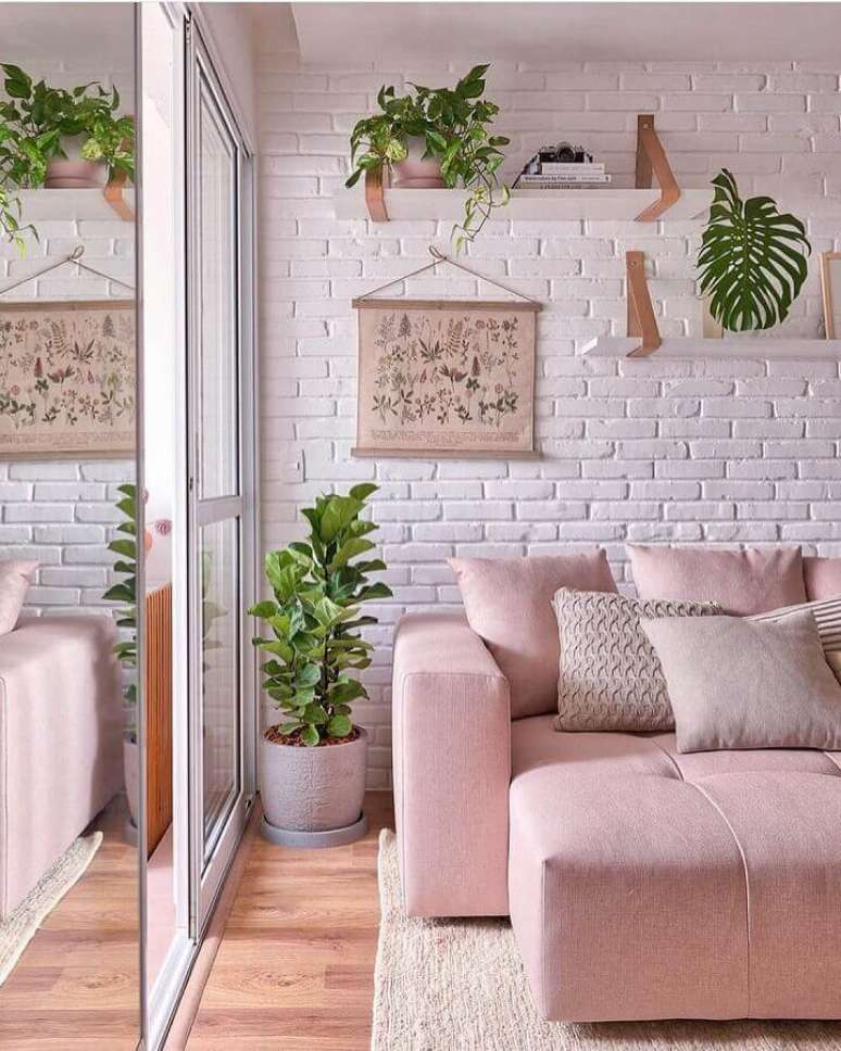 7. Revestimento tijolinho branco para decoração de sala com sofá rosa – Foto: Pinterest
