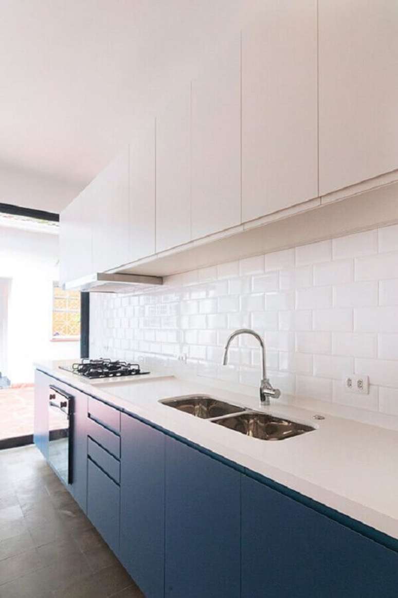 31. Decoração clean com armários planejados e revestimento branco para cozinha – Foto: INÁ Arquitetura