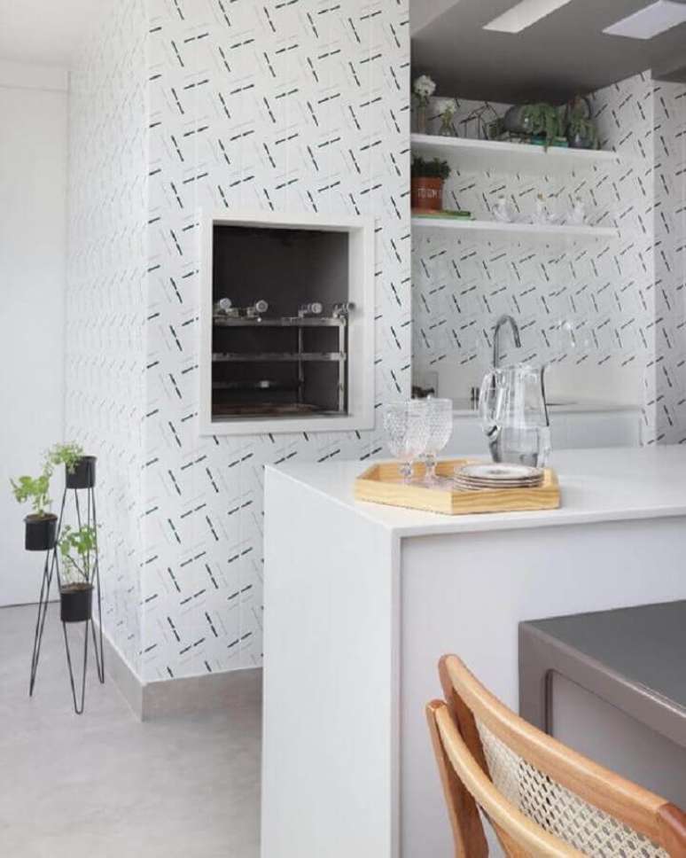 54. Revestimento de parede branco para decoração de área gourmet com churrasqueira – Foto: Pinterest