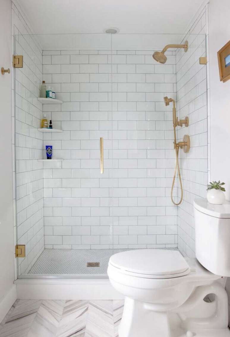 14. Revestimento de parede branco para decoração de banheiro com detalhes em dourado – Foto: Archidea