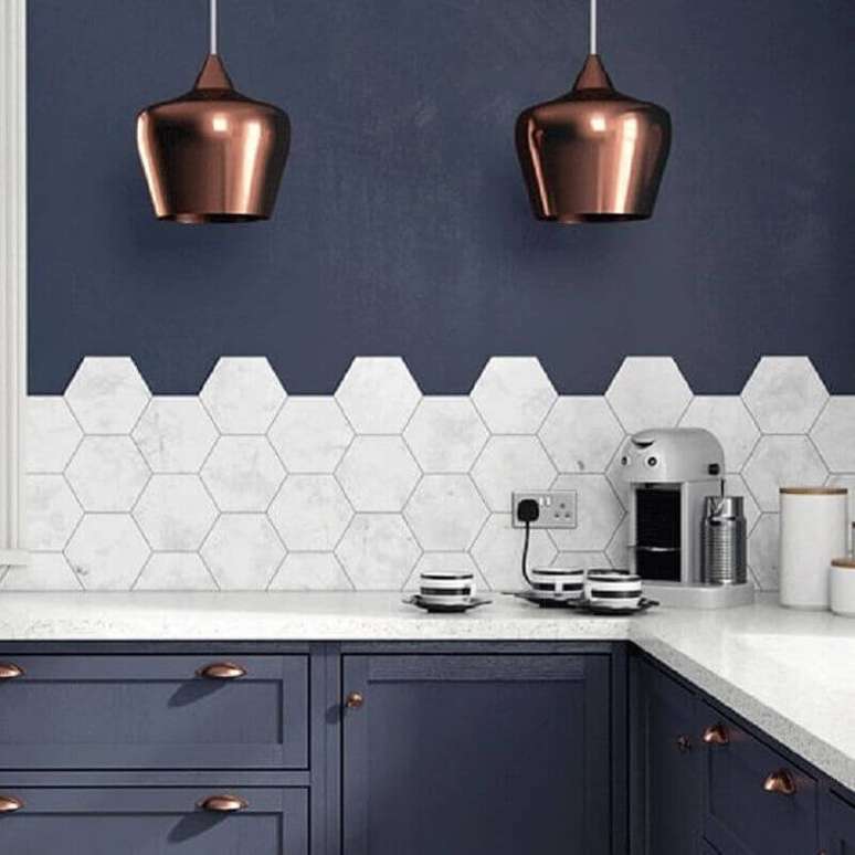 10. Decoração com revestimento hexagonal branco para cozinha com parede azul escura – Foto: Liliana Zenaro Interiores