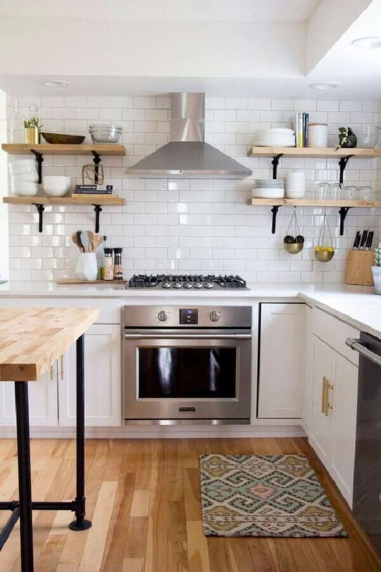 2. Decoração estilo clássico com revestimento branco liso para cozinha – Foto: Jeito de Casa