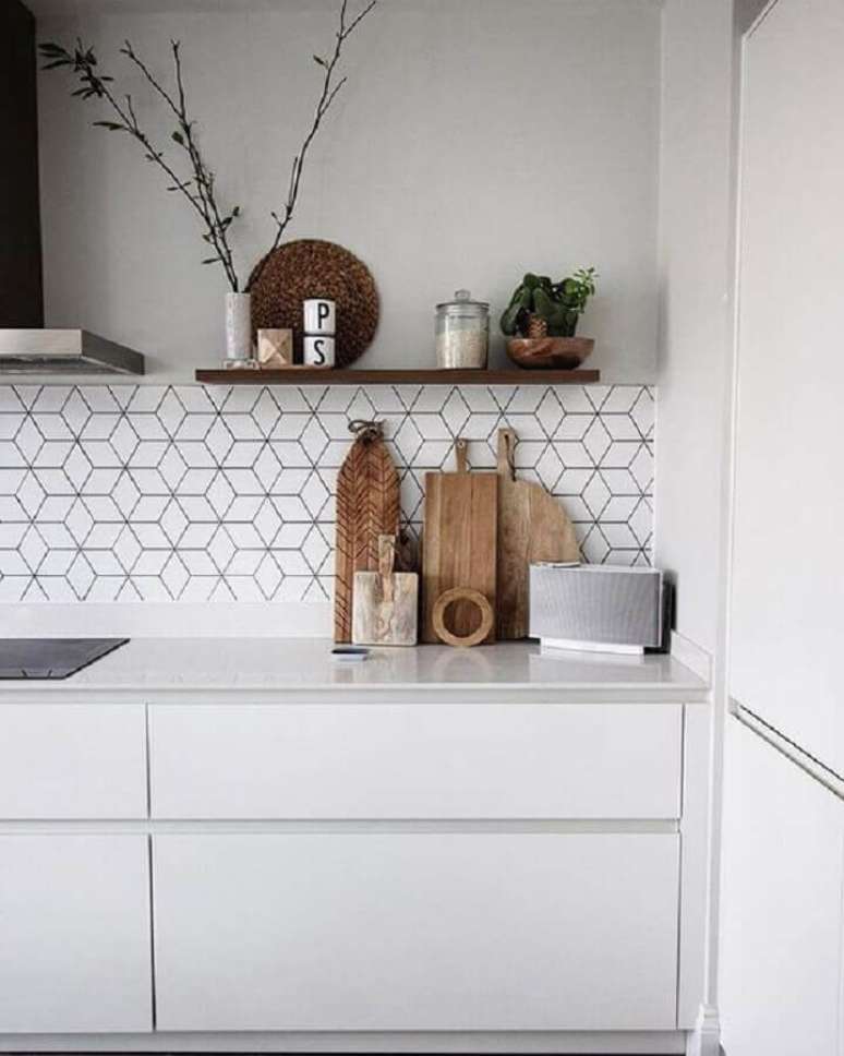 23. Revestimento de parede branco geométrico para cozinha planejada – Foto: Home Fashion Trend