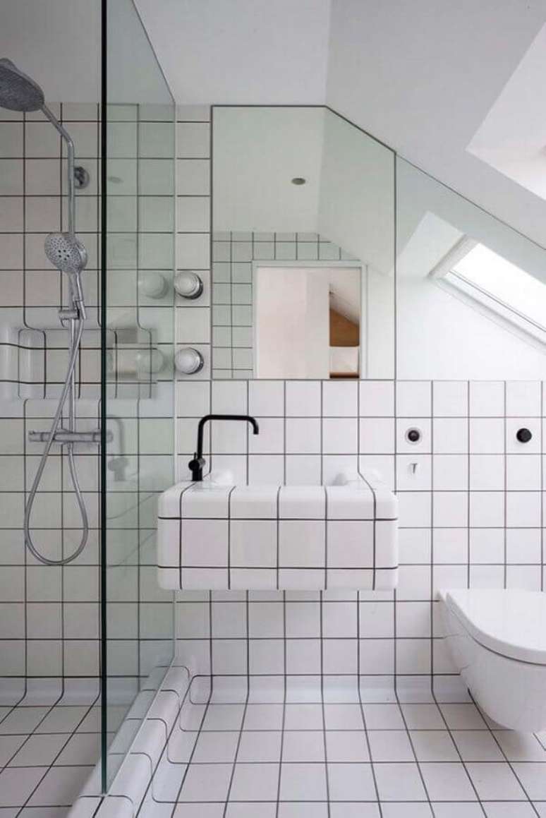 47. Revestimento branco para parede de banheiro com decoração minimalista – Foto: Futurist Architecture