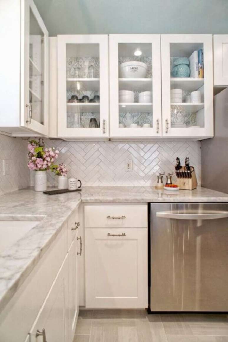 30. Decora&ccedil;&atilde;o de cozinha planejada cl&aacute;ssica com revestimento de parede branco &ndash; Foto: HGTV