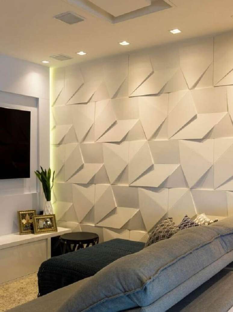 61. Decoração de sala de TV com revestimento 3D branco – Foto: Castelatto Pisos e Revestimentos