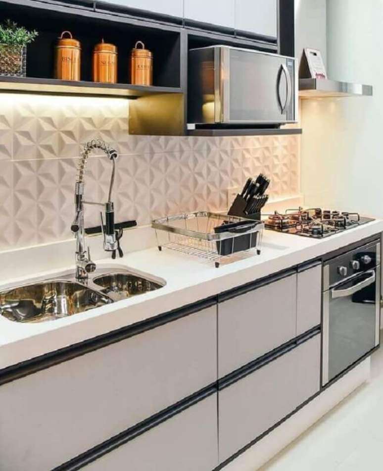28. Decoração de cozinha planejada com revestimento 3D branco – Foto: Pinterest
