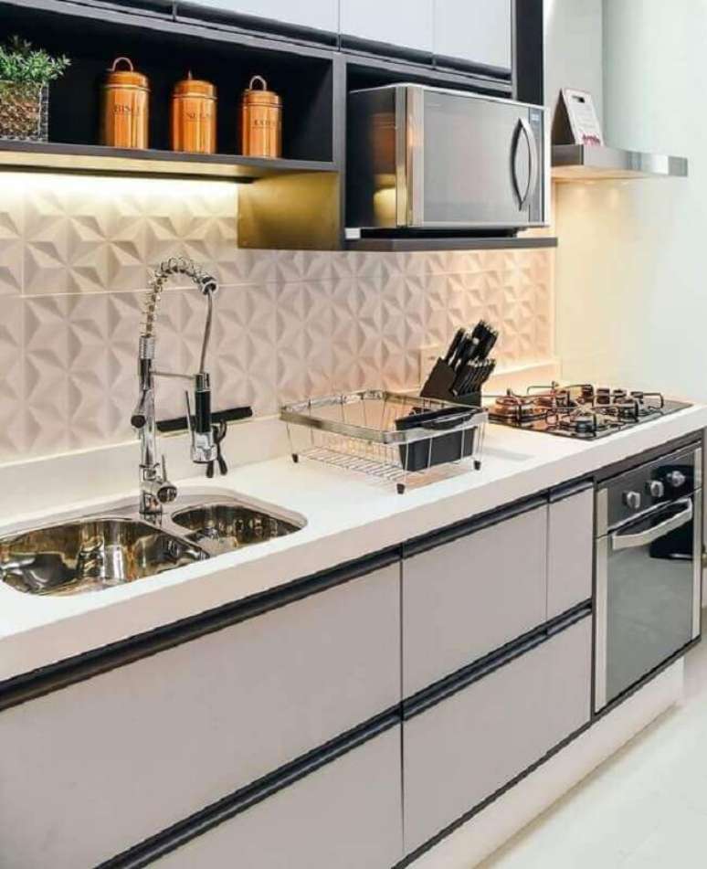 28. Decora&ccedil;&atilde;o de cozinha planejada com revestimento 3D branco &ndash; Foto: Pinterest