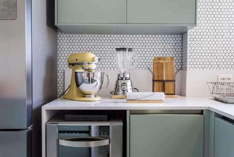 17. Revestimento hexagonal branco para decoração de cozinha planejada – Foto: Folio Arquitetura