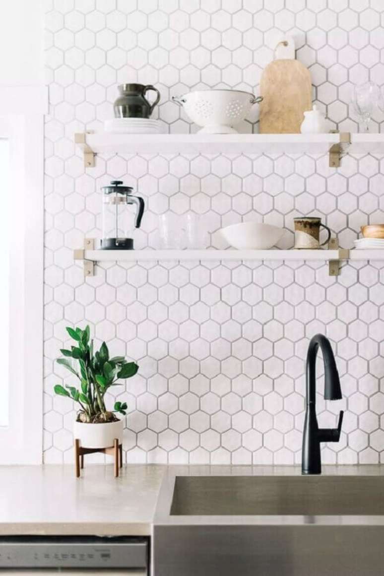 26. Revestimento hexagonal branco para decora&ccedil;&atilde;o de cozinha &ndash; Foto: Apartment Therapy
