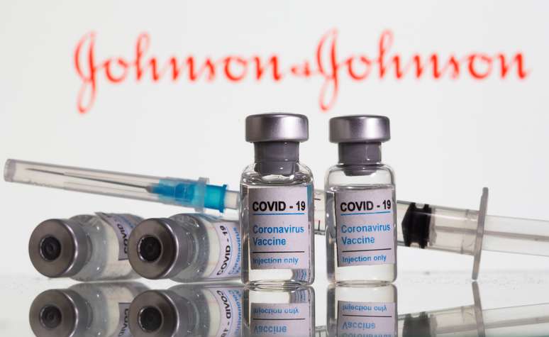 Frascos rotulados como de vacina contra Covid-19 em frente ao logo da Johnson & Johnson em foto de ilustração
09/02/2021 REUTERS/Dado Ruvic