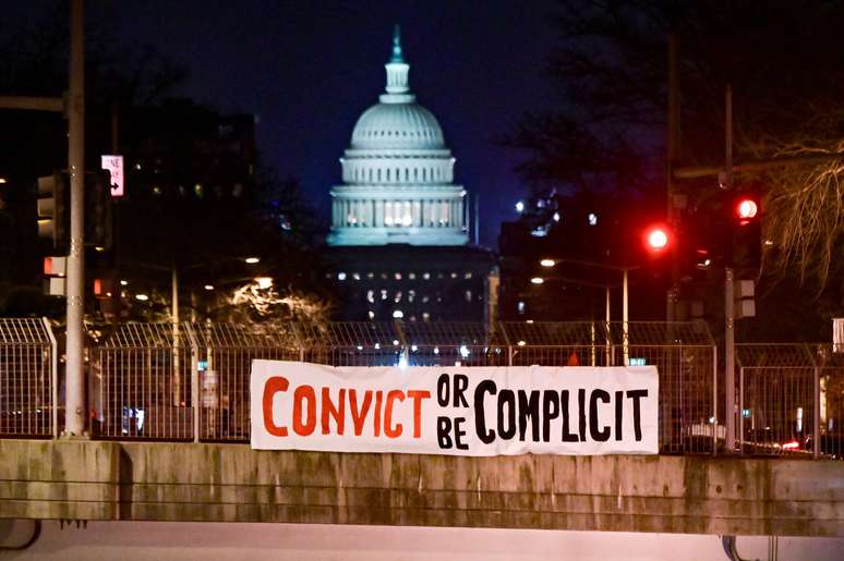 Faixa de protesto contra o ex-presidente dos EUA Donald Trump em frente ao prédio do Congresso dos EUA
09/02/2021 REUTERS/Erin Scott