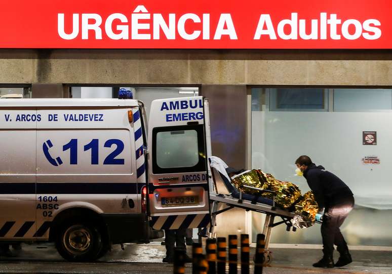 Ambulância chega a hospital  em Porto, Portugal
 8/2/2021    REUTERS/Violeta Santos Moura  