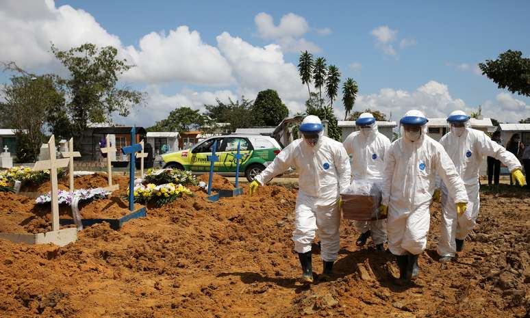 Surto da pandemia da covid-19 em Manaus. 17/01/2021. REUTERS/Bruno Kelly.