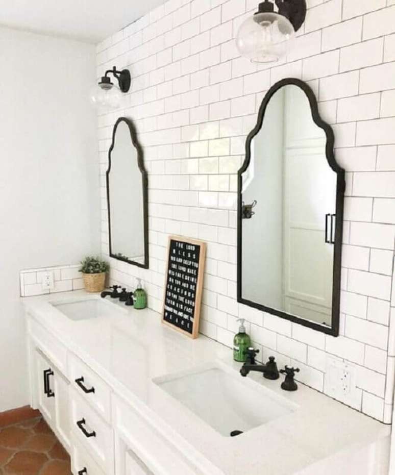 9. Banheiro clássico decorado com revestimento de parede branco – Foto: Pinterest