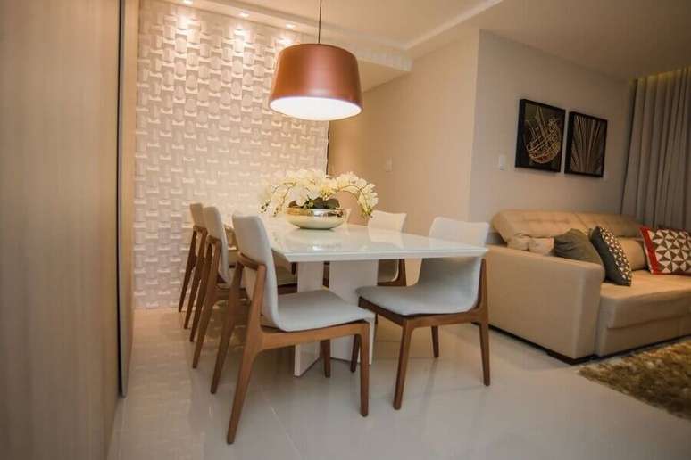32. Revestimento 3D branco para sala de antar decorada com lustre pendente cobre – Foto: Andrea Fonseca
