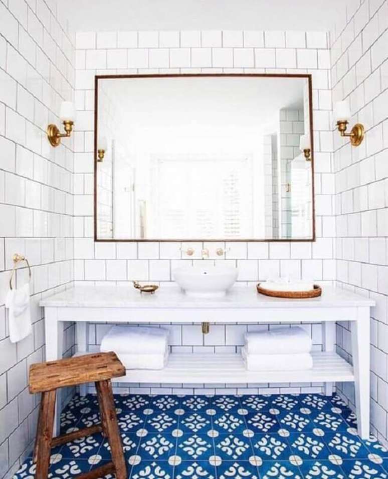 4. Revestimento branco para banheiro decorado com piso azul antigo – Foto: Caitlin Wilson Design