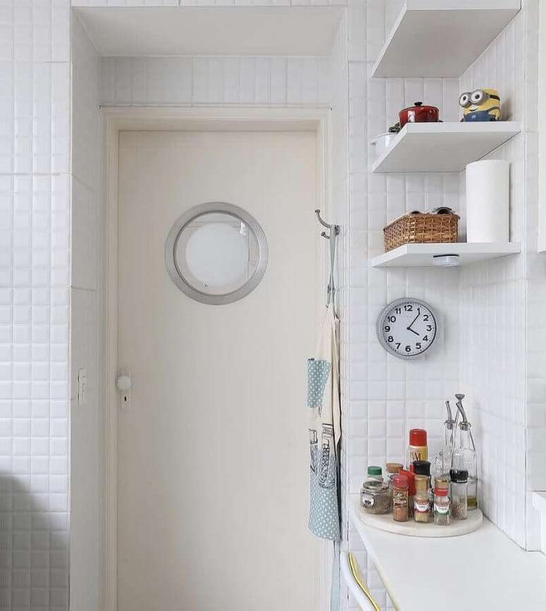35. Decoração simples para cozinha com revestimento branco – Foto: Home Fashion Trend